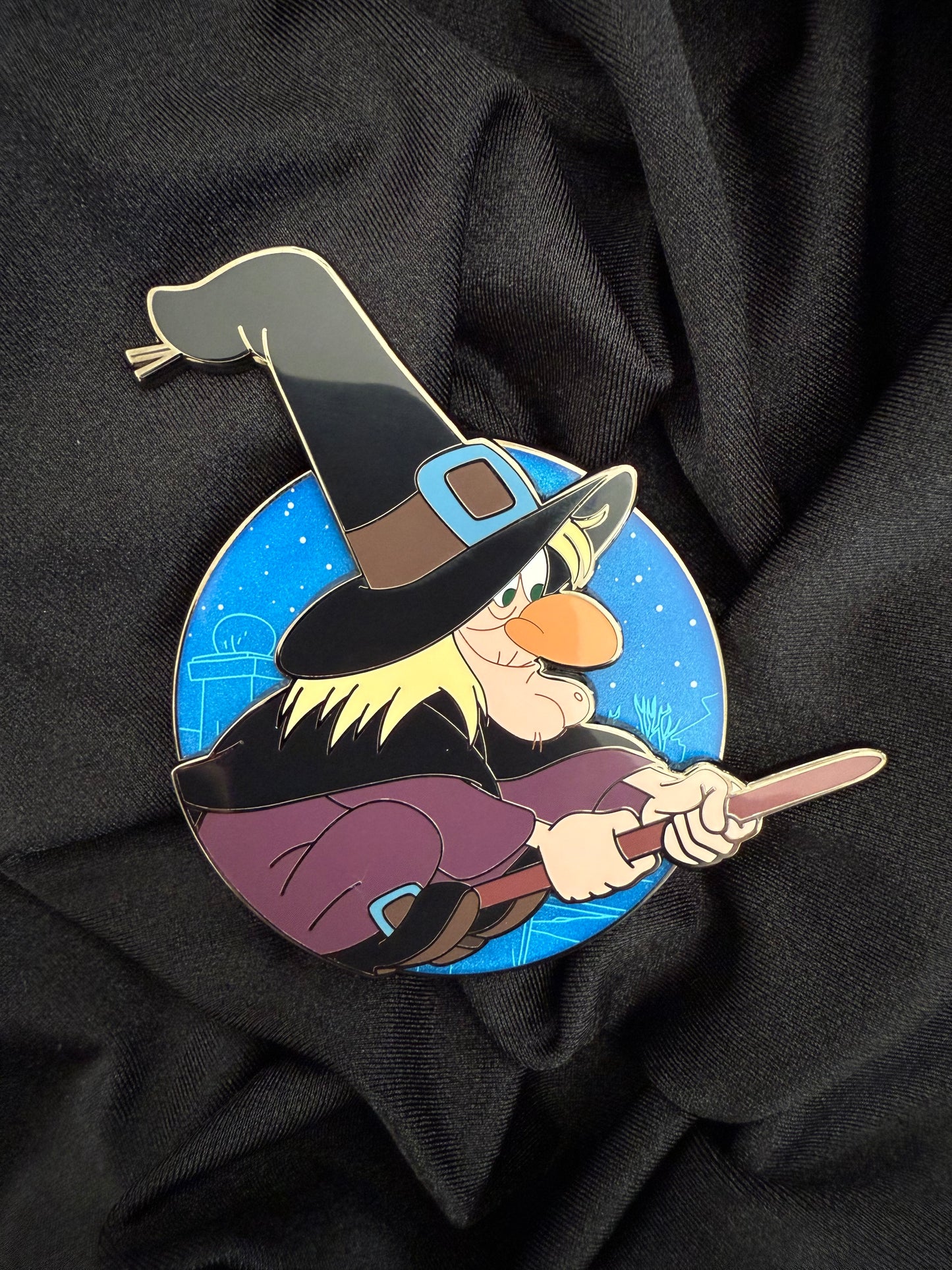 Magically Horrific™ Profile Limited Edition Pin HPPE24 (WITCH ON BROOM)
