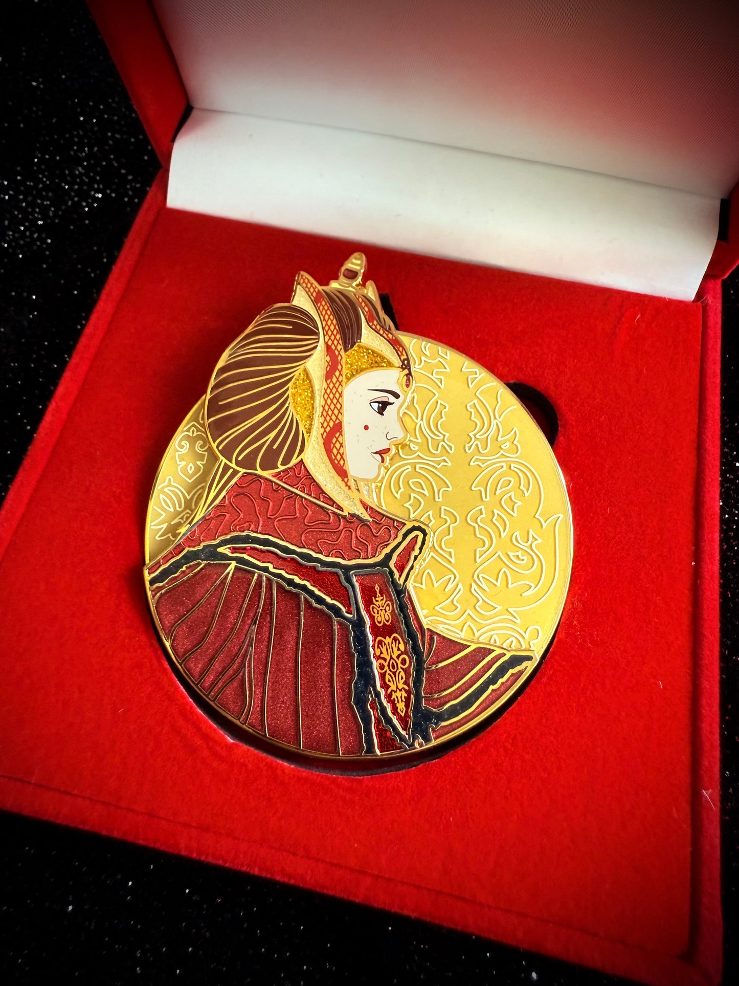 Magically Horrific™ Profile Limited Edition Pin MT4BWY LE 25 GOLD METAL VARIANT QUEEN A