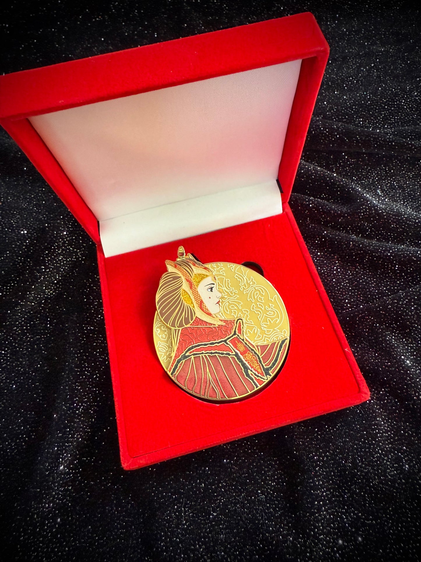 Magically Horrific™ Profile Limited Edition Pin MT4BWY LE 25 GOLD METAL VARIANT QUEEN A